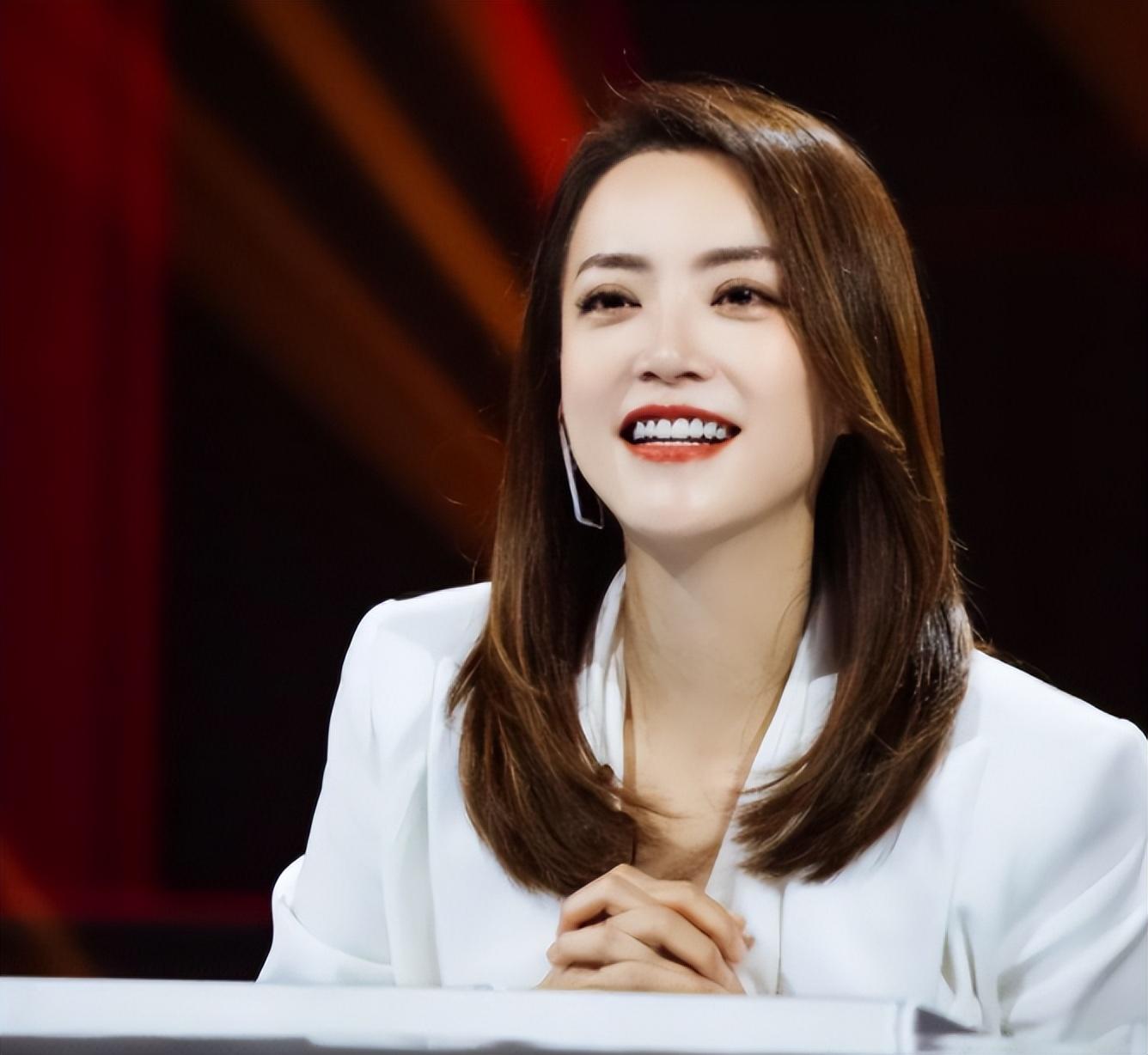 未婚先孕的明星，变化、自信与成就的力量展现风采